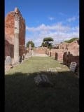 06987 ostia - regio i - forum - porticus - ostseite - ri norden - 09-2022.jpg